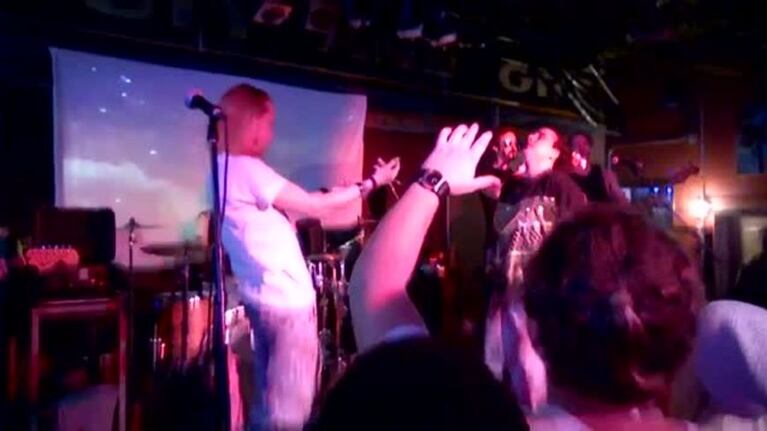 ¿Rico diablito? ¡Macaulay Culkin le comió la boca a otro hombre en un show!