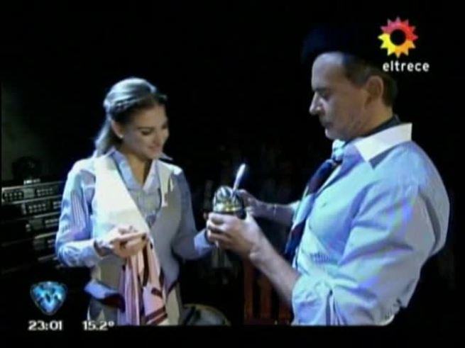 Osvaldo Laport la rompió en ShowMatch y cantó un tema en la pista