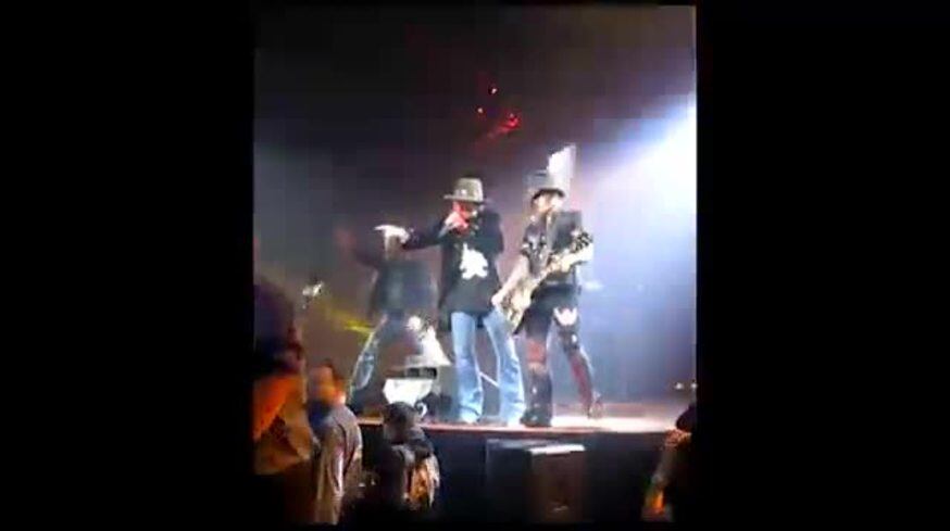 Furioso Axl Rose insultó y expulsó a fanático en pleno recital
