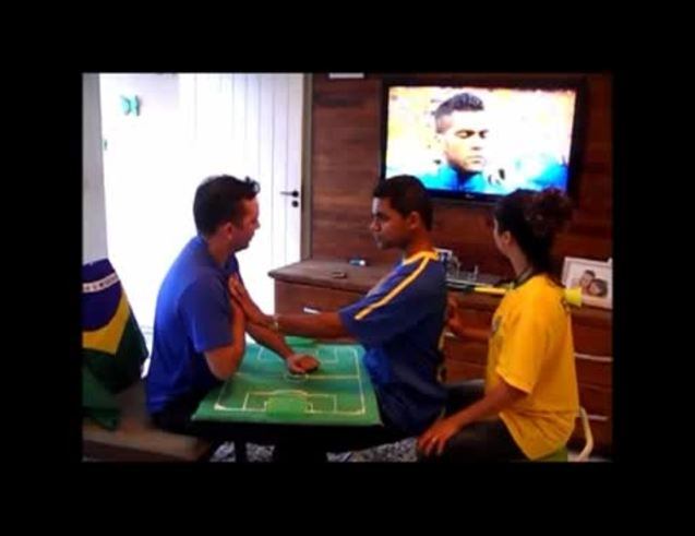 Un hombre inventa una técnica para ‘narrar’ el Mundial a su amigo ciego y sordo