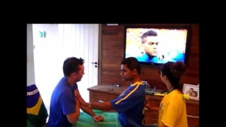 Un hombre inventó una técnica para "narrarle" el Mundial a su amigo ciego y sordo: el video