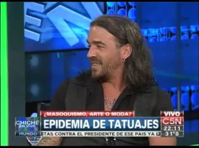 Chiche Gelblung se tatuó en vivo