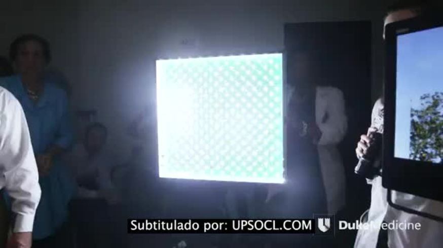 ¡Pura emoción! Hombre ciego vuelve a ver después de 33 años gracias a un ojo biónico