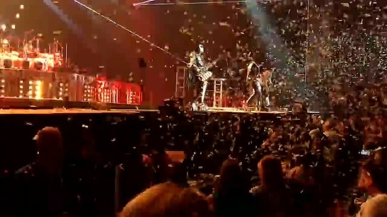 La caida Gene Simmons en pleno recital 