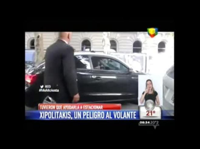 ¡El video! Vicky Xipolitakis y sus problemas para estacionar su súper auto