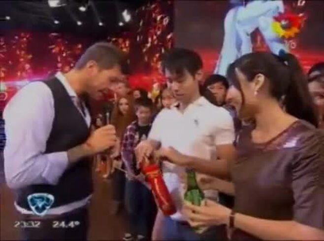 Tinelli se comió media docena de alfajores… ¡y Juanita lo retó!