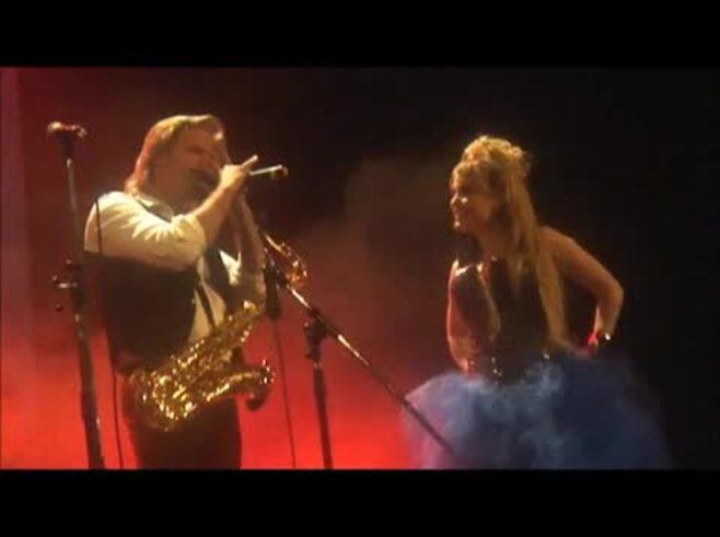 Facundo Arana tocando el saxo en el show de Marisol Otero