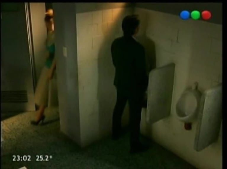 ¡Ah, bueno! La muy comentada escena de Pablo Echarri y Esther Goris en un baño de hombres: ¡mirá el video!
