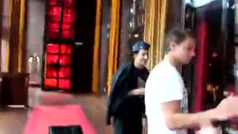 El ¿novio? de Charlotte Caniggia está en Buenos Aires: ¡el video!