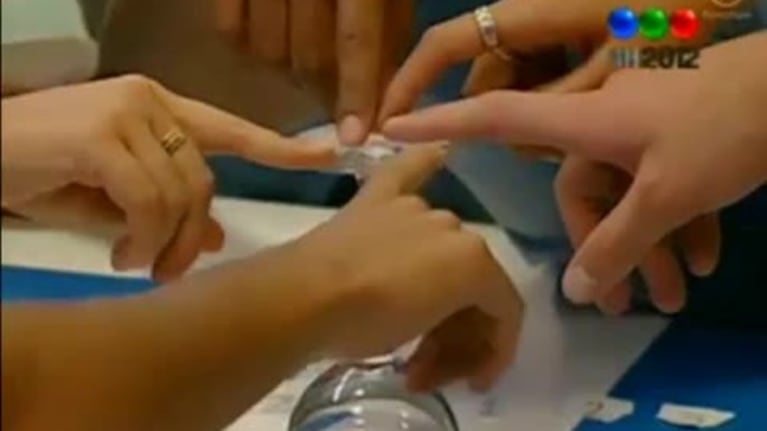 Los chicos de GH 2012 jugaron al juego de la copa y…