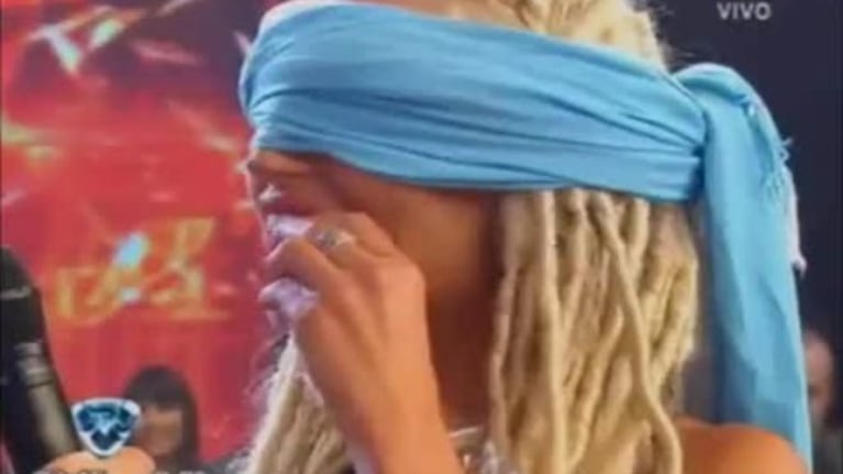 Peluche sorprendió a Vicky Xipolitakis en ShowMatch ¡y mirá la impensada reacción de la vedette!