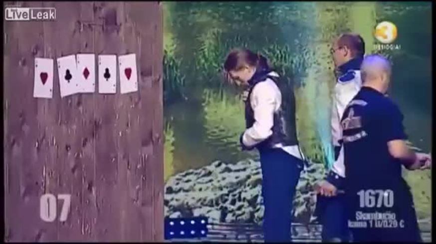 Acto de lanzacuchillos sale mal en la televisión de Lituania