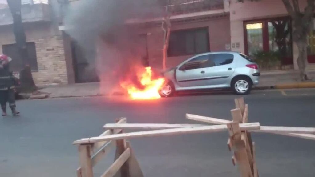 A Fernanda Iglesias se le prendió fuego el auto: el video del momento