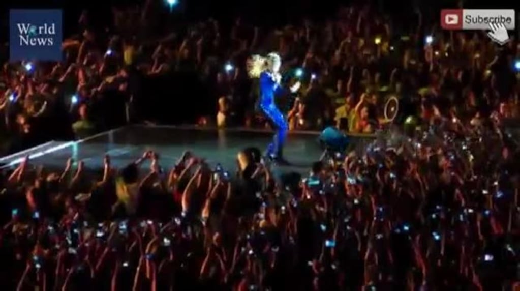 Un fan tumbó a Beyoncé sobre el escenario