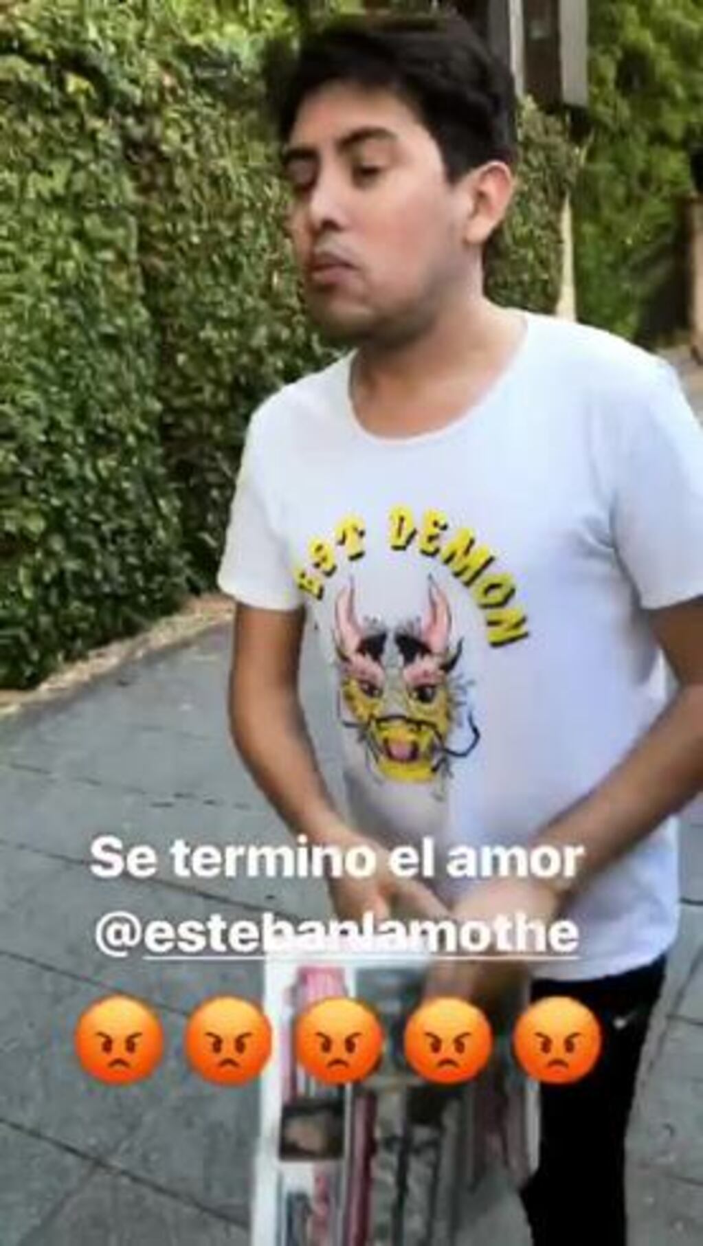 El divertido paso de comedia de Esteban Lamothe al ver una noticia sobre su nuevo romance el el diario