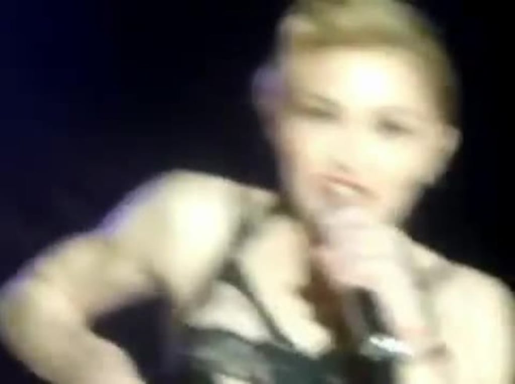 Madonna sigue hot: mostró la cola en pleno recital