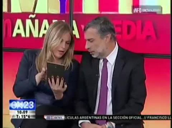 La caída de unos periodistas de CN23 cuando una escenografía se rompe en vivo