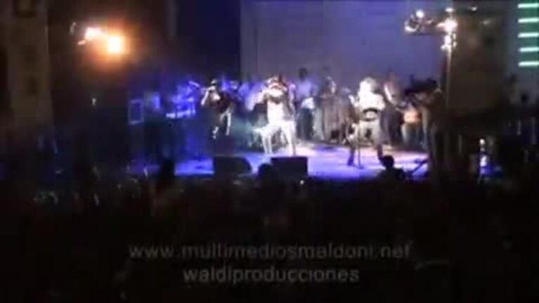 El líder de Banda XXI, herido en pleno show