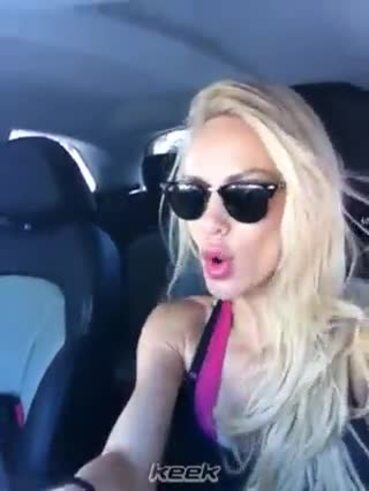 El sensual video de Luciana Salazar cantando en su auto