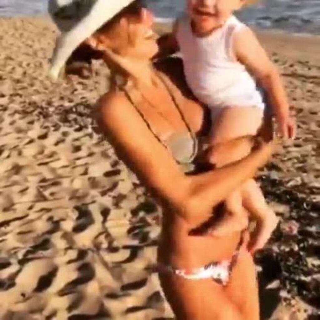 El hijo de Pampita, a pura risa jugando con su mamá