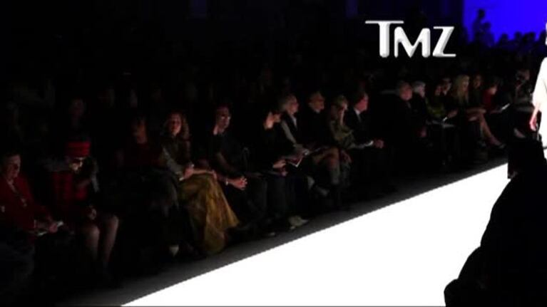 Video increíble: ícono de la moda de los 70 muere en pleno desfile