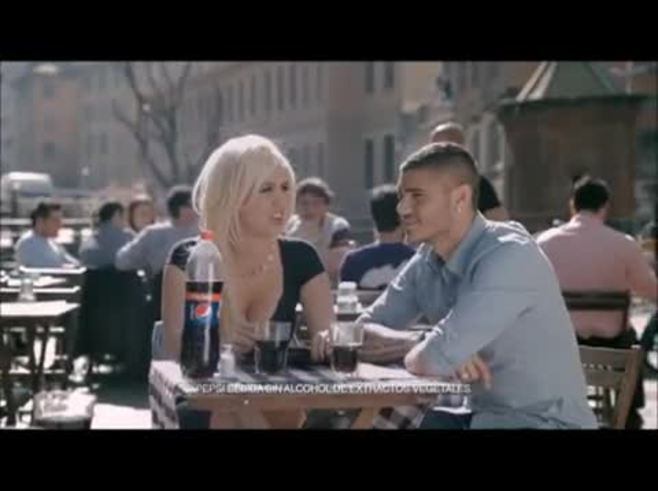 ¡Esta vez se "salvó" Maxi! El nuevo comercial de Wanda Nara y Mauro Icardi: humor y un palito para la modelo