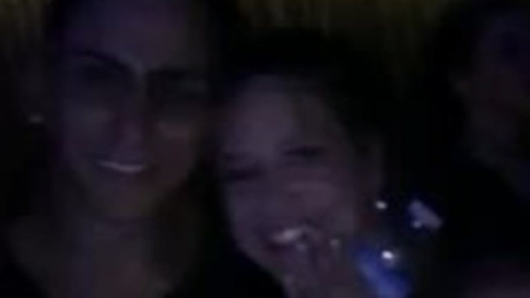 El video de Barbie Vélez, muy divertida junto a un cantante en un boliche