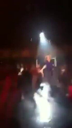 Un fan le tocó la cola a Beyonce en pleno recital 