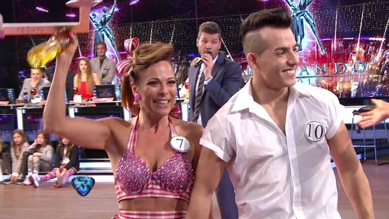 Tinelli se enfrentó al Oso Arturo a unos tiros al aro de básquet en ShowMatch