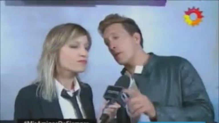 Beso a beso ¡de a tres! Nico Vázquez y Gonzalo Heredia “acosaron” a Martina Soto Pose, la notera estrella de CQC