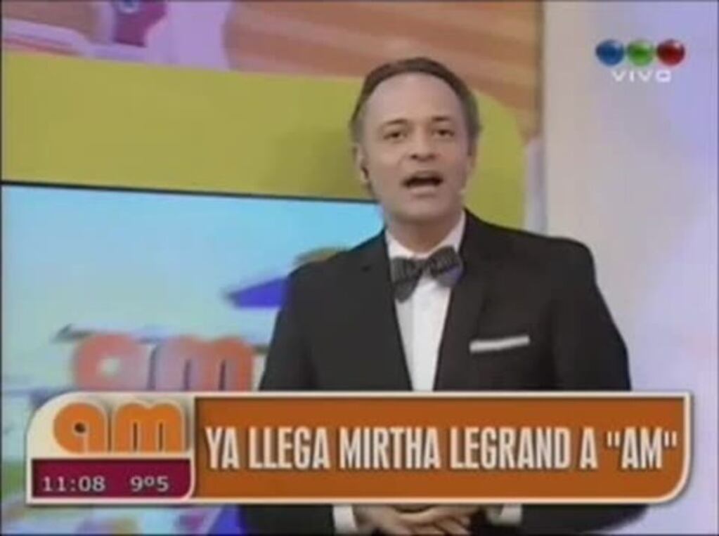 Augusto Tartúfoli, luego de presentarla, afuera de la mesa de Mirtha Legrand