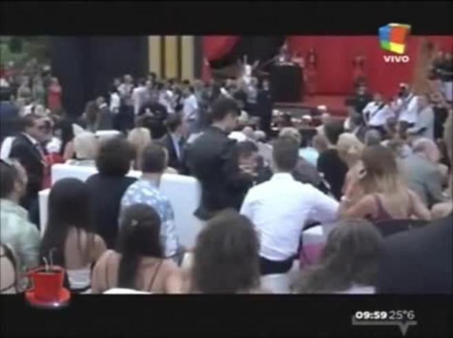 Flavio Mendoza y un polémico gesto en los Premios Carlos