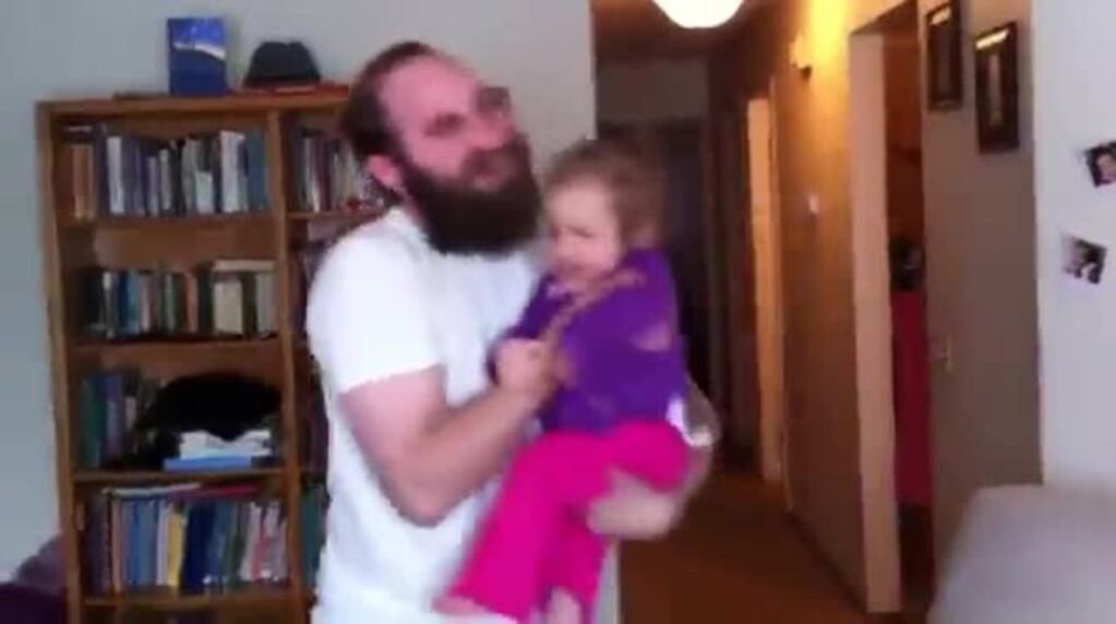 El desconsolado llanto de una niña al no reconocer a su padre sin barba