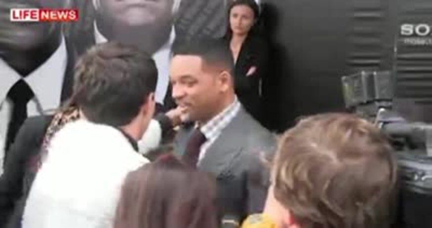 Will Smith le pegó un cachetazo a un periodista que quiso besarlo en la boca