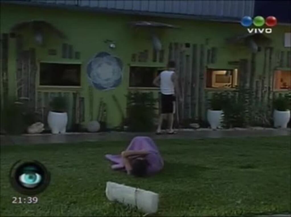 Gran Hermano 2012: Rodrigo y Ornella, noche de amor... ¡en el jardín!