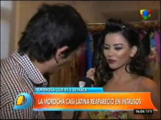 Karina Jelinek y una desopilante nota en Intrusos: frases imperdibles y sexy histeriqueo al notero