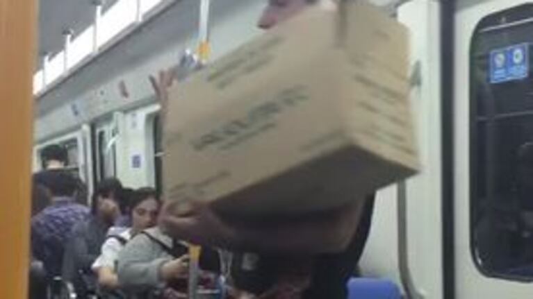 Reapareció El Larva de Zap vendiendo alfajores en el tren