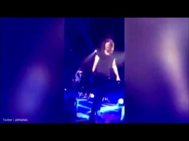 Harry Styles, de One Direction, sufrió un botellazo en sus partes íntimas