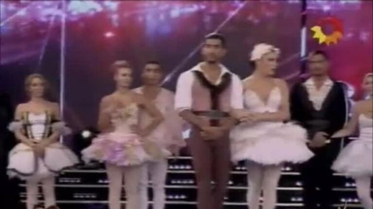 El bailarín de Florencia De la Ve se lesionó en ShowMatch, pero igual bailo el clásico