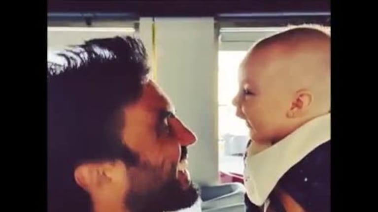 La faceta más tierna de Fabián Cubero, haciéndole morisquetas a su pequeña hija Sienna