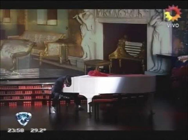 El blooper de Matías Alé en Bailando 2012... ¡con un sillón!