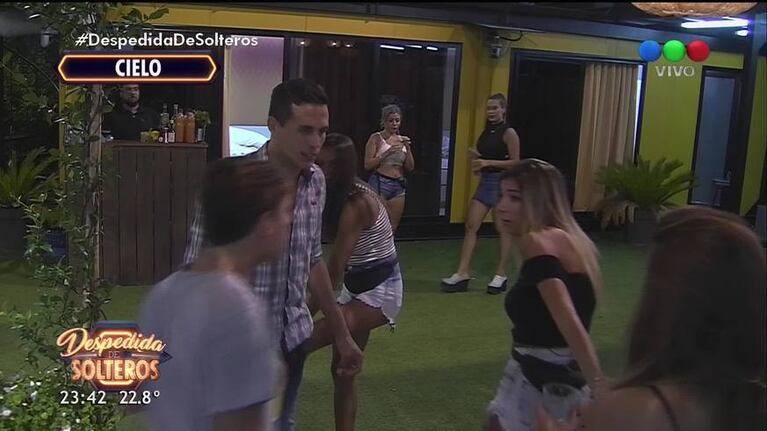 Tremendo cruce entre Gonzalo y Jenny en Despedida de solteros