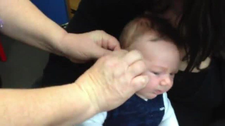 El emocionante video de un bebé sordo que escucha por primera vez a su madre