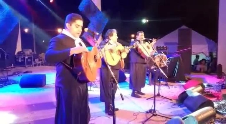Polémica en un recital de Los Manseros Santiagueños: el fundador del grupo echó a su hijo en plena actuación
