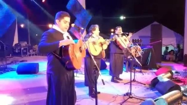 Polémica en un recital de Los Manseros Santiagueños: el fundador del grupo echó a su hijo en plena actuación