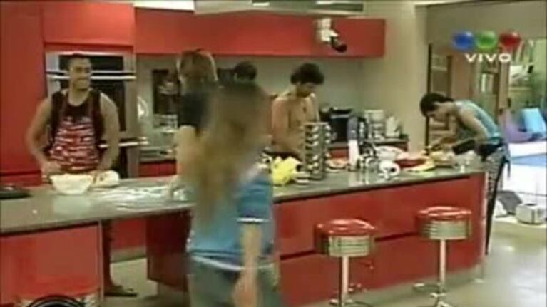 Gran Hermano hot: Victoria jugó a hacer una provocativa producción de fotos