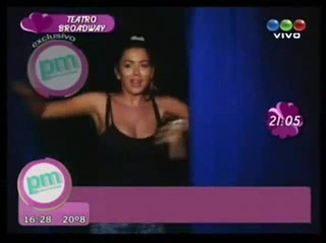 Moria Casán le enseñó poses sensuales a Karina Jelinek