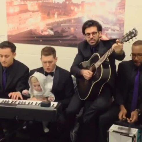 Michael Bublé y un tierno video musical con Noah