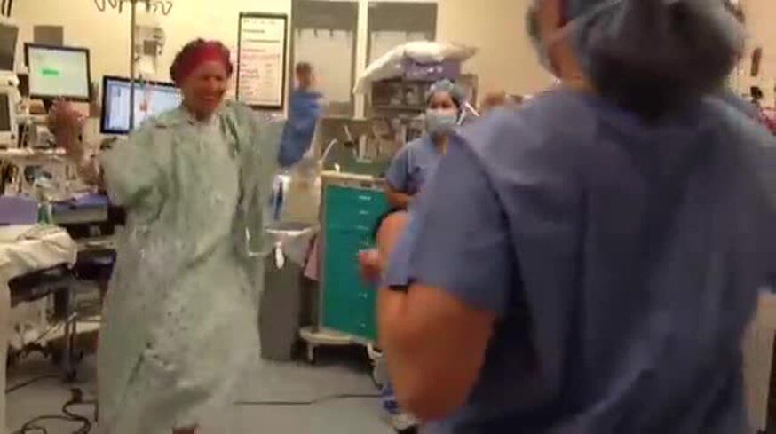 El genial video de una mujer bailando en el quirófano antes de su doble mastectomía