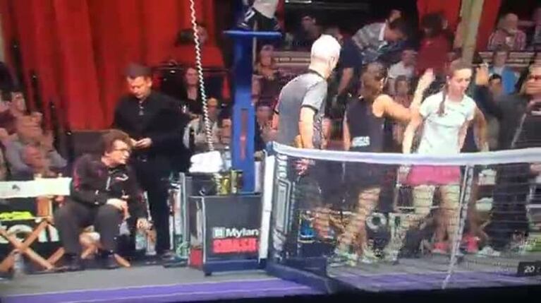 ¡Durísimo! La tremenda caída de Elton John en un torneo de tenis a beneficio